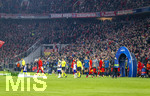18.03.2026,  Fussball UEFA Championsleague 2025/2026: Achtelfinale Rückspiel,  FC Bayern München - Atalanta Bergamo, in der Allianz-Arena München, Einlauf der beiden Mannschaften durch das Eingangstor am Spielfeldrand. 