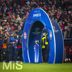 18.03.2026,  Fussball UEFA Championsleague 2025/2026: Achtelfinale Rückspiel,  FC Bayern München - Atalanta Bergamo, in der Allianz-Arena München, Durch das Eingangstor am Spielfeldrand (Road to Budapest) laufen gleich die Mannschaften aufs Spielfeld, der Spielball liegt auf der Stele bereit. 