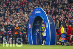 18.03.2026,  Fussball UEFA Championsleague 2025/2026: Achtelfinale Rückspiel,  FC Bayern München - Atalanta Bergamo, in der Allianz-Arena München, Einlauf der beiden Mannschaften durch das Eingangstor am Spielfeldrand.  Road to Budapest, 
