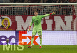 18.03.2026,  Fussball UEFA Championsleague 2025/2026: Achtelfinale Rückspiel,  FC Bayern München - Atalanta Bergamo, in der Allianz-Arena München, Torwart Jonas Urbig (FC Bayern München) gibt Anweisungen.