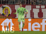 18.03.2026,  Fussball UEFA Championsleague 2025/2026: Achtelfinale Rückspiel,  FC Bayern München - Atalanta Bergamo, in der Allianz-Arena München, Torwart Jonas Urbig (FC Bayern München) gibt Anweisungen.