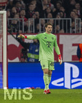 18.03.2026,  Fussball UEFA Championsleague 2025/2026: Achtelfinale Rückspiel,  FC Bayern München - Atalanta Bergamo, in der Allianz-Arena München, Torwart Jonas Urbig (FC Bayern München) gibt Anweisungen.