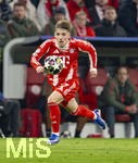18.03.2026,  Fussball UEFA Championsleague 2025/2026: Achtelfinale Rückspiel,  FC Bayern München - Atalanta Bergamo, in der Allianz-Arena München, Lennart Karl (FC Bayern München) am Ball 