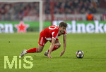 18.03.2026,  Fussball UEFA Championsleague 2025/2026: Achtelfinale Rückspiel,  FC Bayern München - Atalanta Bergamo, in der Allianz-Arena München, Tom Bischof (Bayern München) schleppt sich über den Boden.