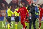 18.03.2026,  Fussball UEFA Championsleague 2025/2026: Achtelfinale Rückspiel,  FC Bayern München - Atalanta Bergamo, in der Allianz-Arena München, Shakehands für die Schiedsrichter, Benoit Bastien (mitte), Hicham Zakrani, Aurelien Berthomieu (Frankreich), von Harry Kane (FC Bayern München) 
