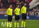 18.03.2026,  Fussball UEFA Championsleague 2025/2026: Achtelfinale Rückspiel,  FC Bayern München - Atalanta Bergamo, in der Allianz-Arena München, die Schiedsrichter, Benoit Bastien (mitte), Hicham Zakrani, Aurelien Berthomieu (Frankreich),