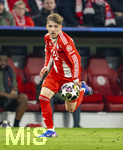 18.03.2026,  Fussball UEFA Championsleague 2025/2026: Achtelfinale Rückspiel,  FC Bayern München - Atalanta Bergamo, in der Allianz-Arena München, Lennart Karl (FC Bayern München) am Ball 