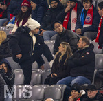 18.03.2026,  Fussball UEFA Championsleague 2025/2026: Achtelfinale Rückspiel,  FC Bayern München - Atalanta Bergamo, in der Allianz-Arena München, Joshua Kimmich (li, FC Bayern München) auf der Tribüne mit weisser Mütze.