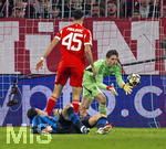 18.03.2026,  Fussball UEFA Championsleague 2025/2026: Achtelfinale Rückspiel,  FC Bayern München - Atalanta Bergamo, in der Allianz-Arena München, re: Torwart Jonas Urbig (FC Bayern München) fängt den Ball 
