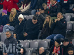 18.03.2026,  Fussball UEFA Championsleague 2025/2026: Achtelfinale Rückspiel,  FC Bayern München - Atalanta Bergamo, in der Allianz-Arena München, Joshua Kimmich (li, FC Bayern München) auf der Tribüne mit weisser Mütze.