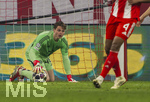 18.03.2026,  Fussball UEFA Championsleague 2025/2026: Achtelfinale Rückspiel,  FC Bayern München - Atalanta Bergamo, in der Allianz-Arena München, Torwart Jonas Urbig (FC Bayern München) am Boden 