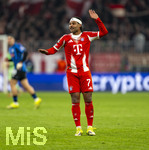 18.03.2026,  Fussball UEFA Championsleague 2025/2026: Achtelfinale Rückspiel,  FC Bayern München - Atalanta Bergamo, in der Allianz-Arena München, Serge Gnabry (FC Bayern München) gestikuliert 