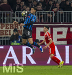 18.03.2026,  Fussball UEFA Championsleague 2025/2026: Achtelfinale Rückspiel,  FC Bayern München - Atalanta Bergamo, in der Allianz-Arena München, li: Gianluca Scamacca (Atalanta Bergamo) gegen Deniz Ofli (FC Bayern München) 