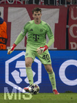 18.03.2026,  Fussball UEFA Championsleague 2025/2026: Achtelfinale Rückspiel,  FC Bayern München - Atalanta Bergamo, in der Allianz-Arena München, Torwart Jonas Urbig (FC Bayern München) am Ball 