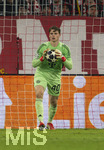 18.03.2026,  Fussball UEFA Championsleague 2025/2026: Achtelfinale Rückspiel,  FC Bayern München - Atalanta Bergamo, in der Allianz-Arena München, Torwart Jonas Urbig (FC Bayern München) hat den Ball 