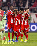 18.03.2026,  Fussball UEFA Championsleague 2025/2026: Achtelfinale Rückspiel,  FC Bayern München - Atalanta Bergamo, in der Allianz-Arena München, v.li: Nicolas Jackson (FC Bayern München), Lennart Karl (FC Bayern München), Luis Diaz (FC Bayern München) nach dem Spiel 