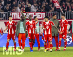 18.03.2026,  Fussball UEFA Championsleague 2025/2026: Achtelfinale Rückspiel,  FC Bayern München - Atalanta Bergamo, in der Allianz-Arena München, v.li: Min-jae Kim (Bayern München, Minjae Kim), Dayot Upamecano (FC Bayern München), Nicolas Jackson (FC Bayern München), Vincent Manuba (Bayern München), Luis Diaz (FC Bayern München), Torwart Leonard Prescott (FC Bayern München), Filip Pavic (FC Bayern München) nach dem Spiel 