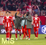 18.03.2026,  Fussball UEFA Championsleague 2025/2026: Achtelfinale Rückspiel,  FC Bayern München - Atalanta Bergamo, in der Allianz-Arena München, v.li: Hiroki Ito (FC Bayern München), Tom Bischof (Bayern München), Dayot Upamecano (FC Bayern München), Deniz Ofli (FC Bayern München) nach dem Spiel 