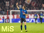 18.03.2026,  Fussball UEFA Championsleague 2025/2026: Achtelfinale Rückspiel,  FC Bayern München - Atalanta Bergamo, in der Allianz-Arena München, Marten de Roon (Atalanta Bergamo) winkt den Fans 