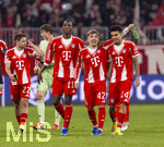 18.03.2026,  Fussball UEFA Championsleague 2025/2026: Achtelfinale Rückspiel,  FC Bayern München - Atalanta Bergamo, in der Allianz-Arena München, v.li: Raphael Guerreiro (FC Bayern München), Nicolas Jackson (FC Bayern München), Lennart Karl (FC Bayern München), Luis Diaz (FC Bayern München) nach dem Spiel 