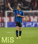18.03.2026,  Fussball UEFA Championsleague 2025/2026: Achtelfinale Rückspiel,  FC Bayern München - Atalanta Bergamo, in der Allianz-Arena München, Marten de Roon (Atalanta Bergamo) winkt den Fans 