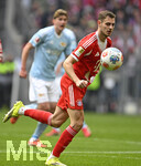 21.03.2026, Fussball Bundesliga 2025/2026, 27.Spieltag, FC Bayern München - 1.FC Union Berlin, in der Allianz-Arena München,      Josip Stanisic (Bayern München) am Ball.


