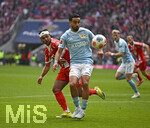 21.03.2026, Fussball Bundesliga 2025/2026, 27.Spieltag, FC Bayern München - 1.FC Union Berlin, in der Allianz-Arena München,      v.l Serge Gnabry (FC Bayern München) gegen Livan Burcu (Union Berlin) 


