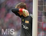 21.03.2026, Fussball Bundesliga 2025/2026, 27.Spieltag, FC Bayern München - 1.FC Union Berlin, in der Allianz-Arena München,      Torwart Frederik Rönnow (Union Berlin) nachdenklich


