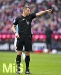 21.03.2026, Fussball Bundesliga 2025/2026, 27.Spieltag, FC Bayern München - 1.FC Union Berlin, in der Allianz-Arena München,      Schiedsrichter Patrick Ittrich (Hamburg) gestikuliert



