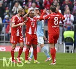 21.03.2026, Fussball Bundesliga 2025/2026, 27.Spieltag, FC Bayern München - 1.FC Union Berlin, in der Allianz-Arena München,      v.l. Konrad Laimer (FC Bayern München), Serge Gnabry (FC Bayern München) und Leon Goretzka (FC Bayern München) jubeln.


