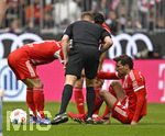 21.03.2026, Fussball Bundesliga 2025/2026, 27.Spieltag, FC Bayern München - 1.FC Union Berlin, in der Allianz-Arena München,      Joshua Kimmich (FC Bayern München) hilft Leon Goretzka (FC Bayern München) auf die Füße.


