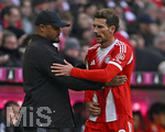 21.03.2026, Fussball Bundesliga 2025/2026, 27.Spieltag, FC Bayern München - 1.FC Union Berlin, in der Allianz-Arena München,      v.l. Trainer Vincent Kompany (FC Bayern München) bedankt sich bei Leon Goretzka (FC Bayern München) 


