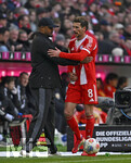 21.03.2026, Fussball Bundesliga 2025/2026, 27.Spieltag, FC Bayern München - 1.FC Union Berlin, in der Allianz-Arena München,      Trainer Vincent Kompany (FC Bayern München) bedankt sich bei Leon Goretzka (FC Bayern München) 


