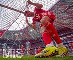 21.03.2026, Fussball Bundesliga 2025/2026, 27.Spieltag, FC Bayern München - 1.FC Union Berlin, in der Allianz-Arena München,  Josip Stanisic (Bayern München) wickelt sich hiter dem Tor ins Netz ein. Leon Goretzka (FC Bayern München) sitzt  vor dem Tor am Boden.
