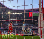21.03.2026, Fussball Bundesliga 2025/2026, 27.Spieltag, FC Bayern München - 1.FC Union Berlin, in der Allianz-Arena München,  Torwart Frederik Rönnow (Union Berlin) geschlagen am Boden nach einem Gegentor.   Leopold Querfeld (Union Berlin) 