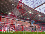 21.03.2026, Fussball Bundesliga 2025/2026, 27.Spieltag, FC Bayern München - 1.FC Union Berlin, in der Allianz-Arena München,  der Ball schlägt im Netz ein. Danilho Doekhi (Union Berlin) geschockt 