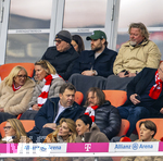 21.03.2026, Fussball Bundesliga 2025/2026, 27.Spieltag, FC Bayern München - 1.FC Union Berlin, in der Allianz-Arena München, Ehrentribüne, mit Eishockey Nationalspieler und NHL-Star Leon Draisaitl (oben mitte mit grüner Mütze), Heidi Beckenbauer (li), unten v.li: Politiker Lars Klingbeil (Deutschland) neben Musiker Leslie Mandoki (Deutschland).
 