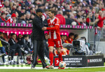 21.03.2026, Fussball Bundesliga 2025/2026, 27.Spieltag, FC Bayern München - 1.FC Union Berlin, in der Allianz-Arena München, v.li: Trainer Vincent Kompany (FC Bayern München) wechselt Leon Goretzka (FC Bayern München) aus 
