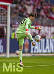 21.03.2026, Fussball Bundesliga 2025/2026, 27.Spieltag, FC Bayern München - 1.FC Union Berlin, in der Allianz-Arena München, Torwart Jonas Urbig (FC Bayern München) nimmt den Ball gekonnt mit der Hacke an 
