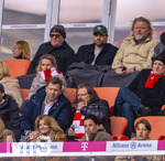 21.03.2026, Fussball Bundesliga 2025/2026, 27.Spieltag, FC Bayern München - 1.FC Union Berlin, in der Allianz-Arena München, Ehrentribüne, mit Eishockey Nationalspieler und NHL-Star Leon Draisaitl (oben mitte mit grüner Mütze),  unten v.li: Politiker Lars Klingbeil (Deutschland) neben Musiker Leslie Mandoki (Deutschland).
  