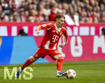 21.03.2026, Fussball Bundesliga 2025/2026, 27.Spieltag, FC Bayern München - 1.FC Union Berlin, in der Allianz-Arena München, Lennart Karl (FC Bayern München) am Ball 