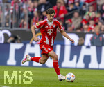 21.03.2026, Fussball Bundesliga 2025/2026, 27.Spieltag, FC Bayern München - 1.FC Union Berlin, in der Allianz-Arena München, Tom Bischof (Bayern München) am Ball 