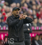 21.03.2026, Fussball Bundesliga 2025/2026, 27.Spieltag, FC Bayern München - 1.FC Union Berlin, in der Allianz-Arena München, Trainer Vincent Kompany (FC Bayern München) gibt Anweisungen