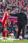 21.03.2026, Fussball Bundesliga 2025/2026, 27.Spieltag, FC Bayern München - 1.FC Union Berlin, in der Allianz-Arena München, Wechsel,  Min-jae Kim (Bayern München, Minjae Kim) diskutiert mit Trainer Vincent Kompany (FC Bayern München) 