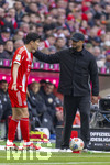 21.03.2026, Fussball Bundesliga 2025/2026, 27.Spieltag, FC Bayern München - 1.FC Union Berlin, in der Allianz-Arena München, Wechsel,  Min-jae Kim (Bayern München, Minjae Kim) diskutiert mit Trainer Vincent Kompany (FC Bayern München) 