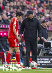 21.03.2026, Fussball Bundesliga 2025/2026, 27.Spieltag, FC Bayern München - 1.FC Union Berlin, in der Allianz-Arena München, Wechsel,  Min-jae Kim (Bayern München, Minjae Kim) diskutiert mit Trainer Vincent Kompany (FC Bayern München) 