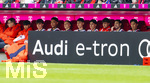 21.03.2026, Fussball Bundesliga 2025/2026, 27.Spieltag, FC Bayern München - 1.FC Union Berlin, in der Allianz-Arena München, Ersatzbank, lauter junge Nachwuchsspieler in der Reihe: von links:  Maycon Cardozo (Bayern München), Guido Della Rovere (FC Bayern München), Torwart Leonard Prescott (FC Bayern München), Erblin Osmani (Bayern München), Filip Pavic (FC Bayern München), Deniz Ofli (FC Bayern München), Tom Bischof (Bayern München), Raphael Guerreiro (FC Bayern München), Hiroki Ito (FC Bayern München), 