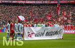 21.03.2026, Fussball Bundesliga 2025/2026, 27.Spieltag, FC Bayern München - 1.FC Union Berlin, in der Allianz-Arena München, Aktion gegen Rassismus von beiden Mannschaften mit diesem Plakat 