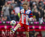 21.03.2026, Fussball Bundesliga 2025/2026, 27.Spieltag, FC Bayern München - 1.FC Union Berlin, in der Allianz-Arena München, Joshua Kimmich (FC Bayern München) beim Aufwärmen, auf dem Shirt steht ROT GEGEN RASISSMUS 