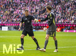 21.03.2026, Fussball Bundesliga 2025/2026, 27.Spieltag, FC Bayern München - 1.FC Union Berlin, in der Allianz-Arena München, von links:  Schiedsrichter Patrick Ittrich mit Torwart Frederik Rönnow (Union Berlin) 